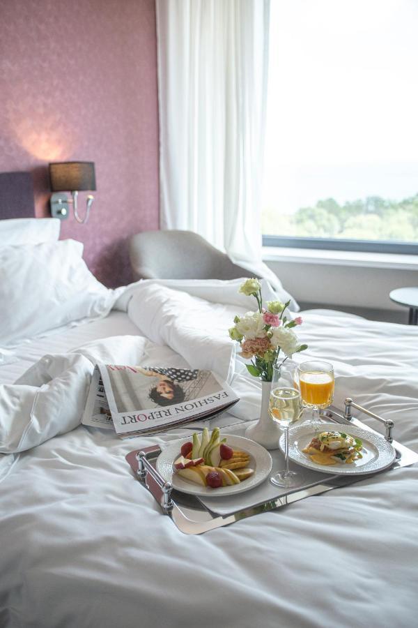 Premier Hotel Odessa Buitenkant foto Room service