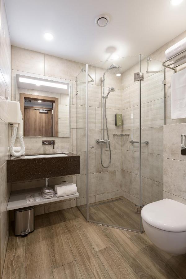 Premier Hotel Odessa Buitenkant foto A shower cubicle