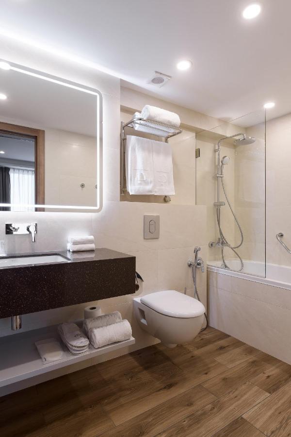 Premier Hotel Odessa Buitenkant foto Bathroom