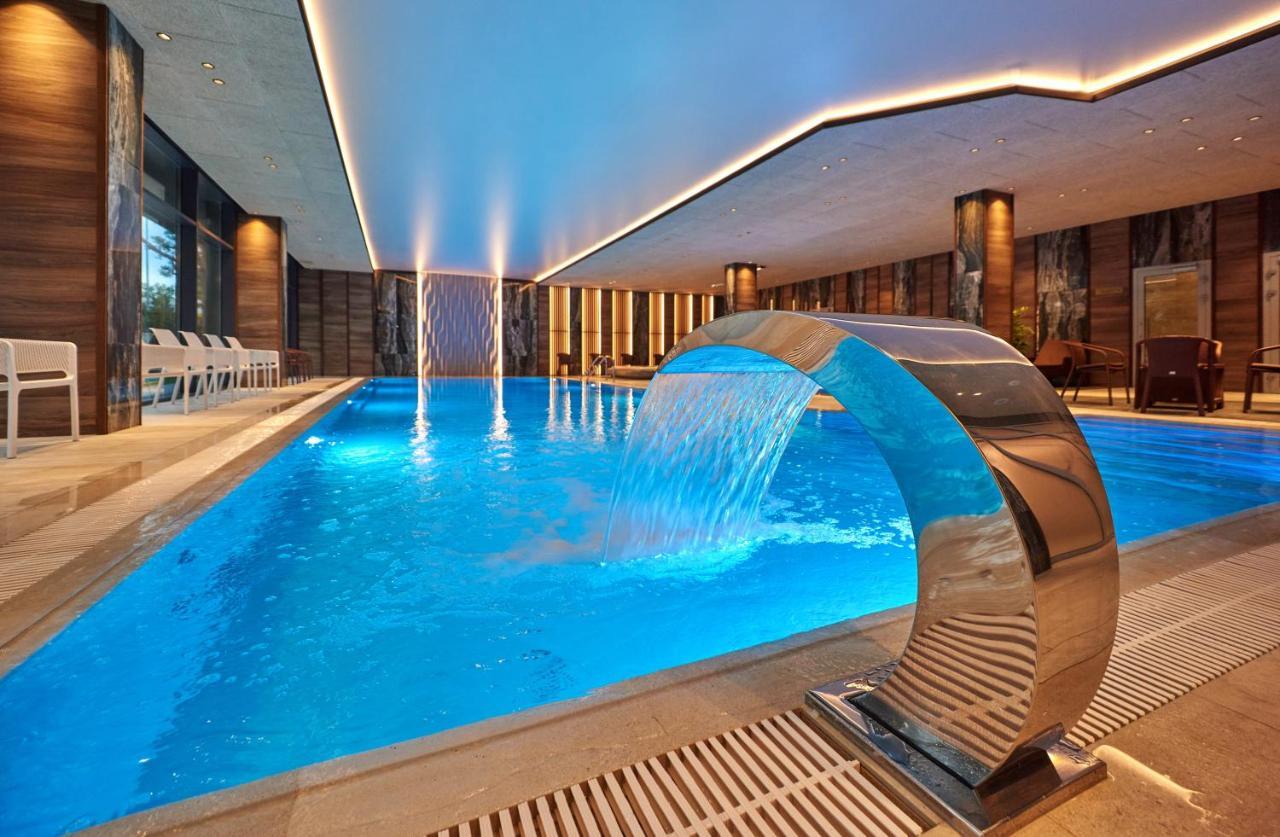 Premier Hotel Odessa Buitenkant foto The swimming pool at the hotel