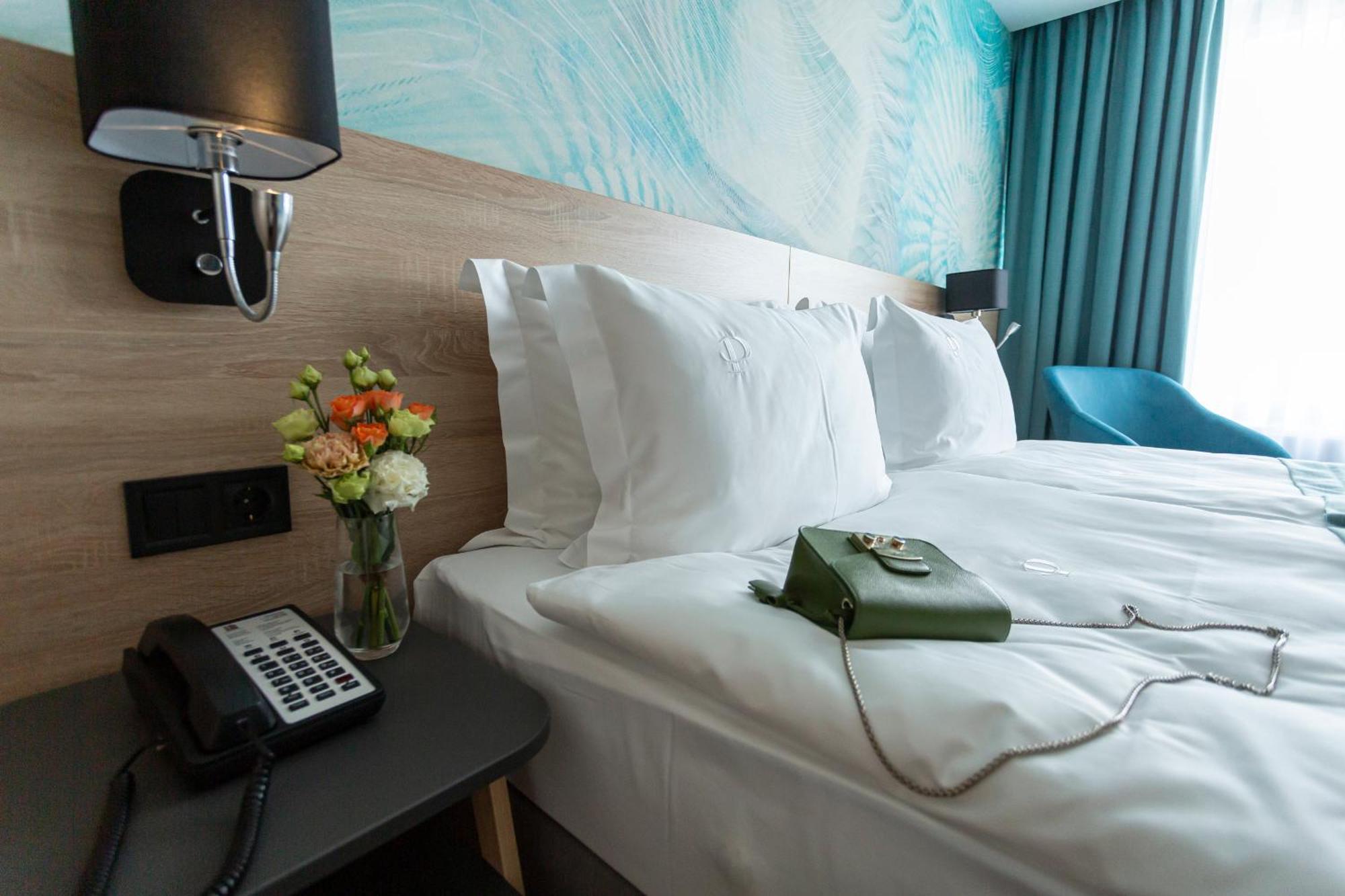 Premier Hotel Odessa Kamer foto A telephone in a hotel room