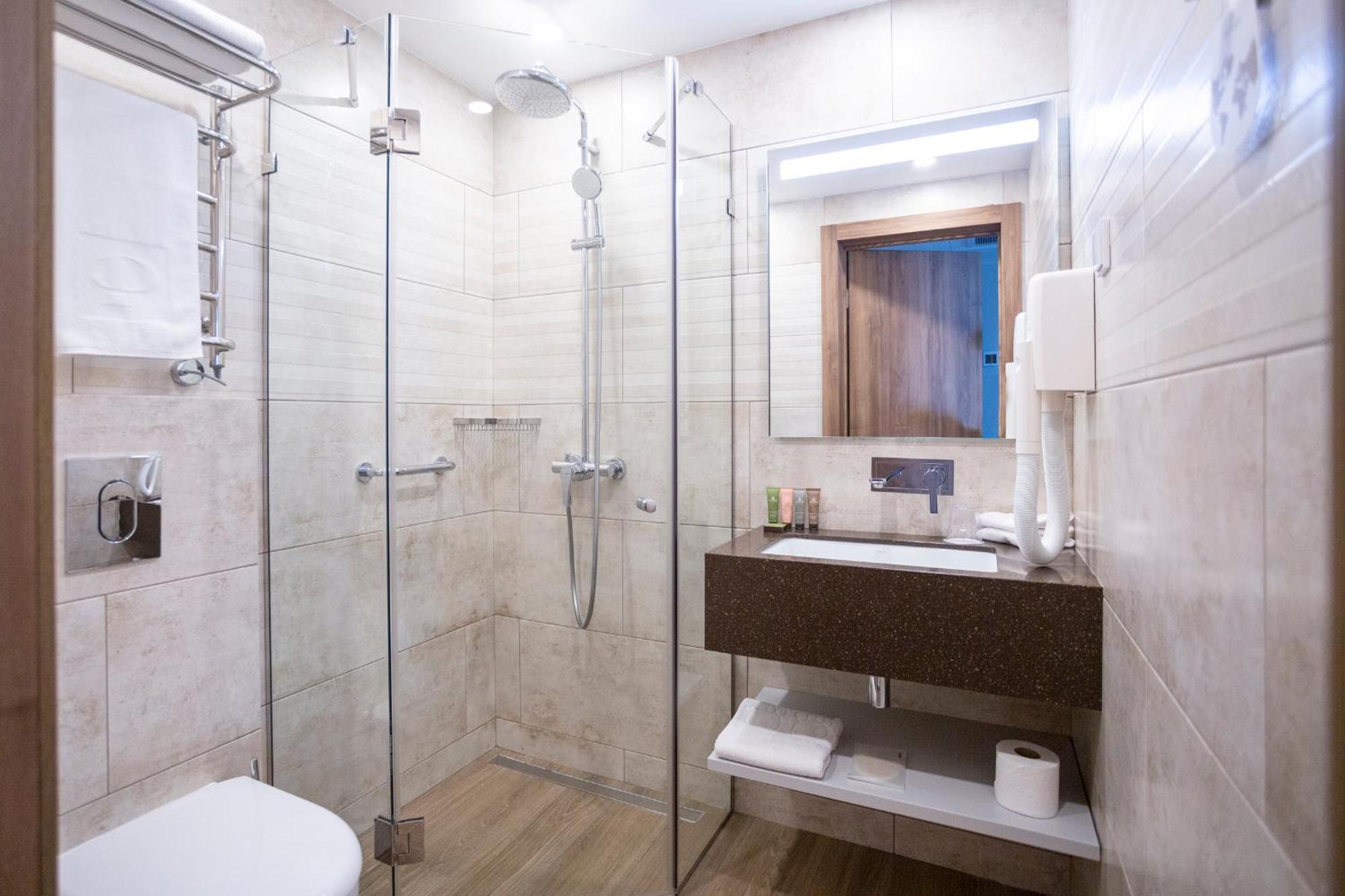 Premier Hotel Odessa Kamer foto A shower enclosure