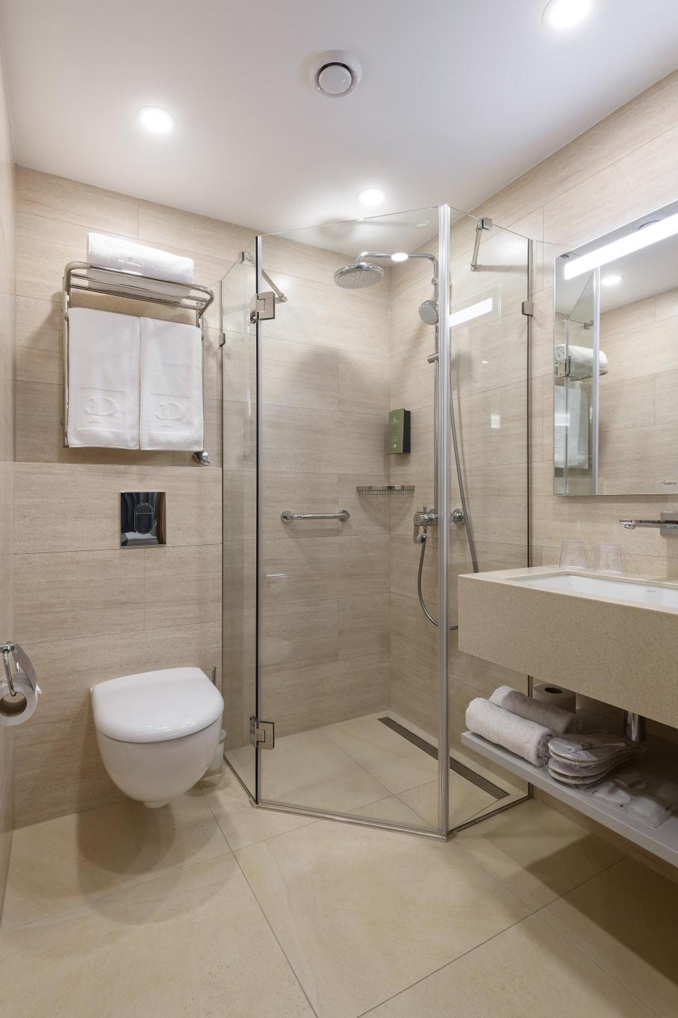Premier Hotel Odessa Kamer foto A shower cubicle